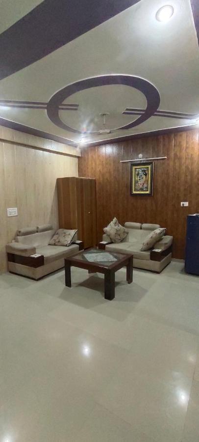Radha Madhav Apartamento Vrindāvan Exterior foto