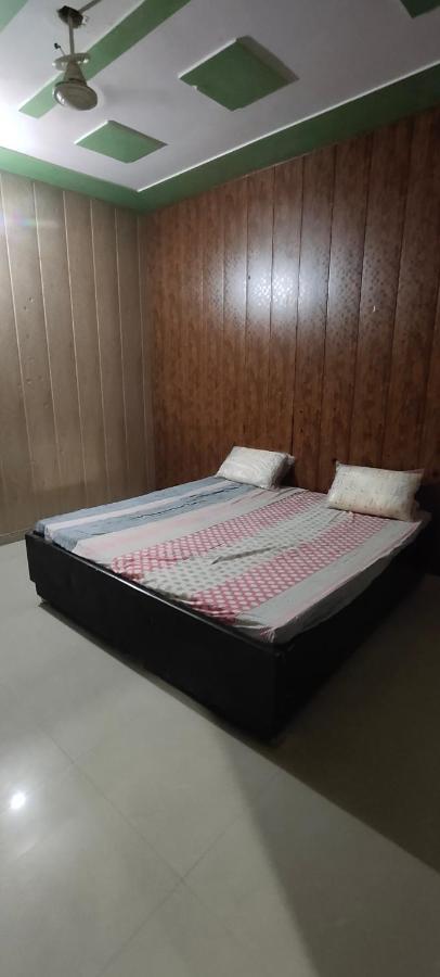 Radha Madhav Apartamento Vrindāvan Exterior foto