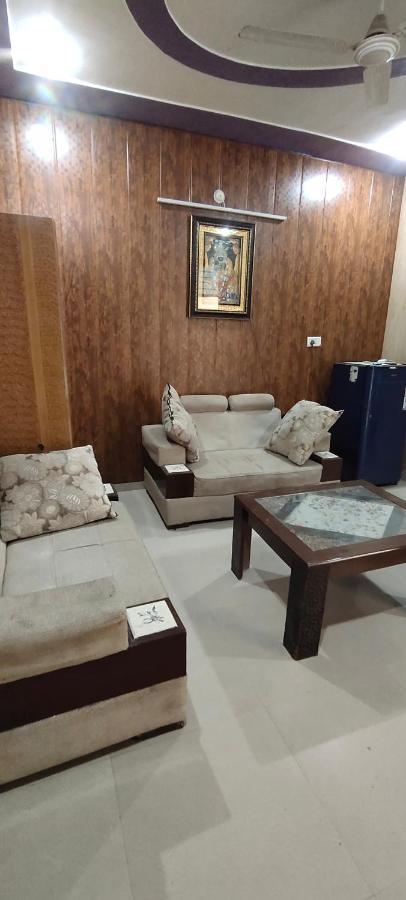 Radha Madhav Apartamento Vrindāvan Exterior foto