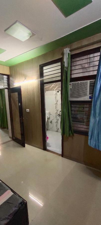 Radha Madhav Apartamento Vrindāvan Exterior foto